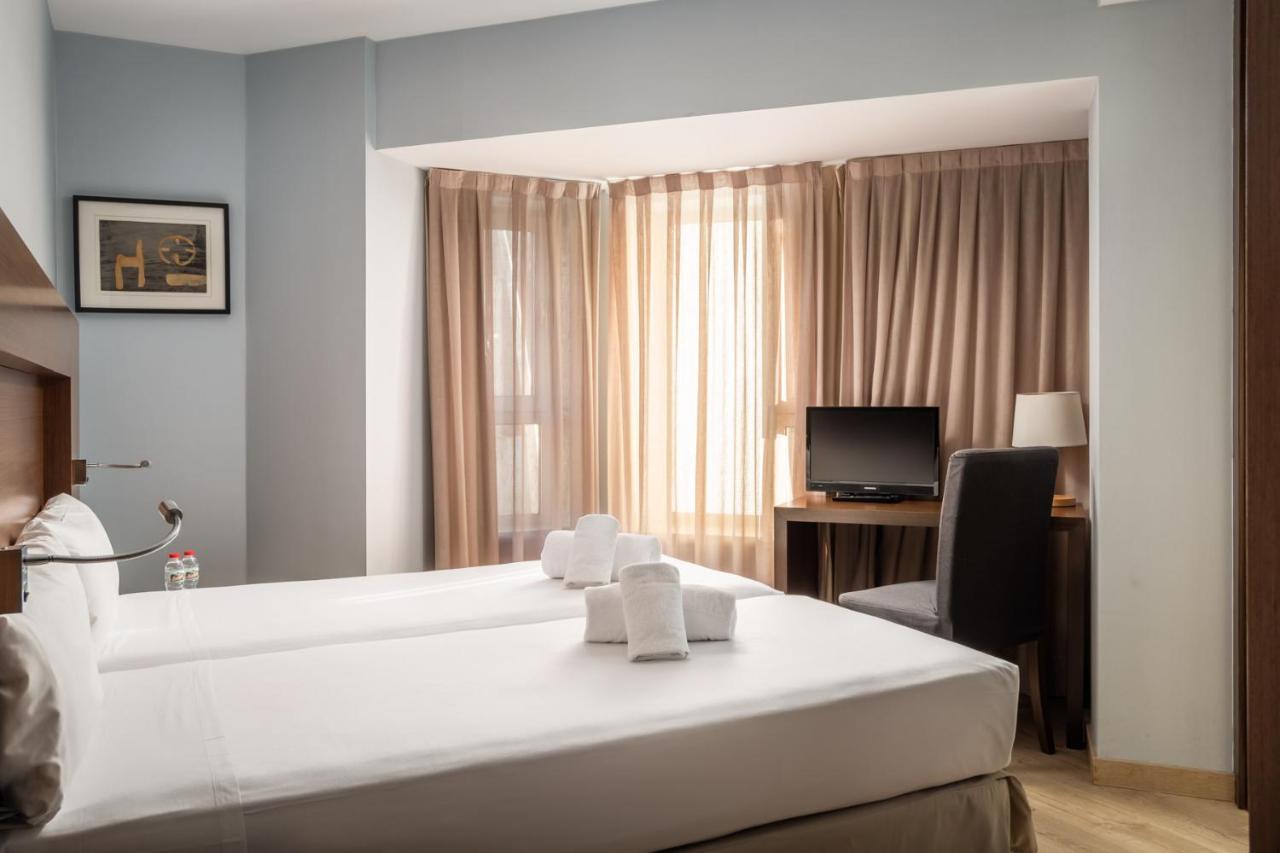Hotel Madanis Liceo Оспиталет-де-Льобрегат Экстерьер фото