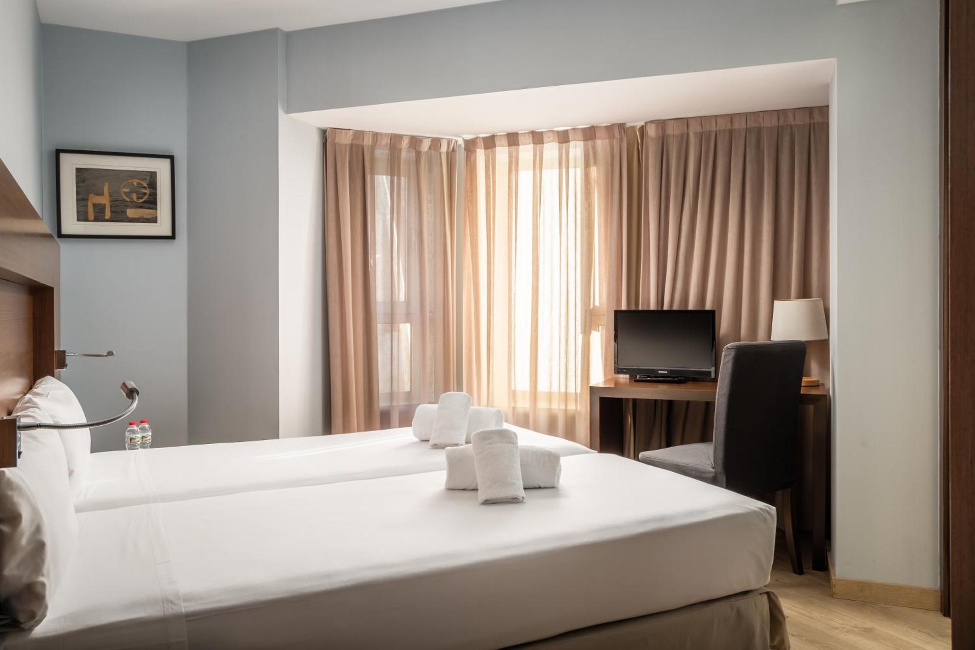 Hotel Madanis Liceo Оспиталет-де-Льобрегат Экстерьер фото